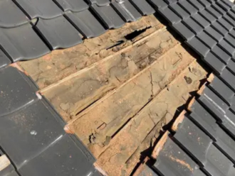 下地が傷んでいる屋根