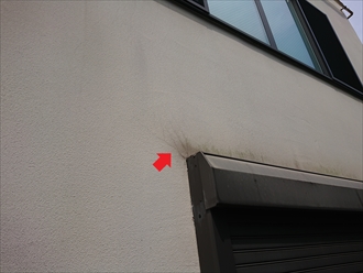 横浜市西区境之谷にて築20年ノーメンテナンスだったモルタル外壁の調査、意匠性の高い外壁は凹凸が多い為に汚れが多く付着しやすく劣化しやすい傾向にあります