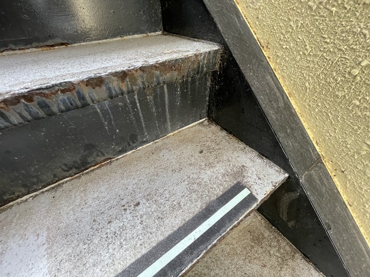 錆びてボロボロ