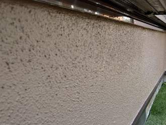 川崎市中原区井田にてモルタル外壁の調査、表面が凸凹しているモルタルは汚れが付着しやすいので定期的なメンテナンスが必要