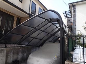 降雪によって歪んだカーポート