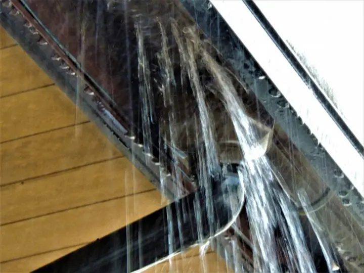 雨水が落下している雨樋