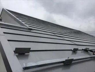 屋根の上に設置された雪止め