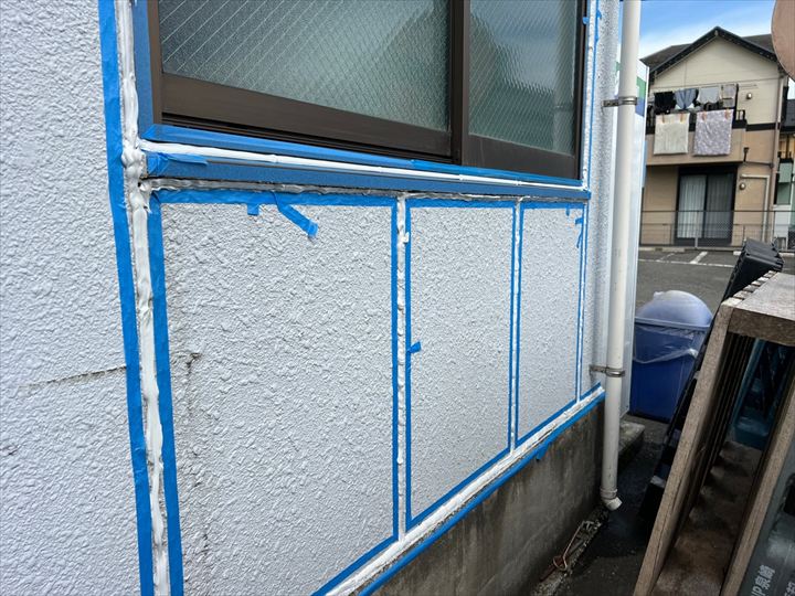 充填後にヘラで成形します