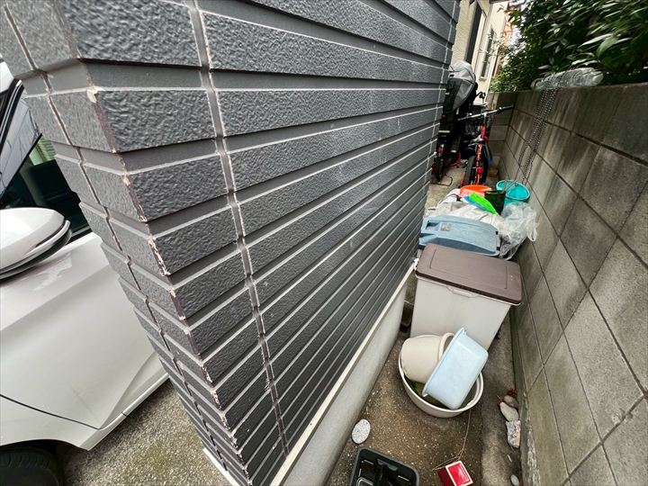 劣化して白ずんだ外壁