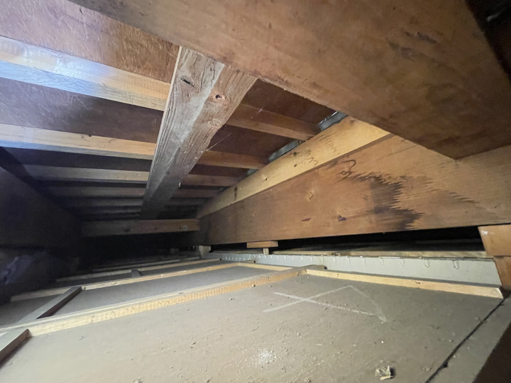 バルコニーから水が染みた跡を確認