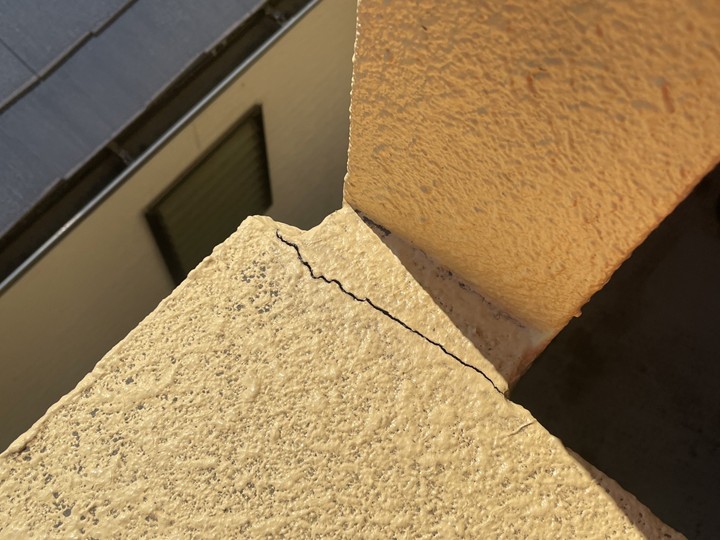 入隅部分にひび割れを確認