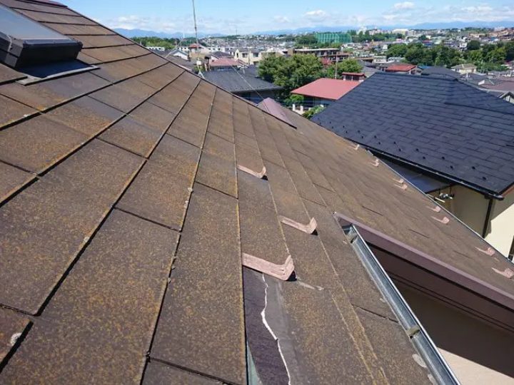 割れが散見される屋根