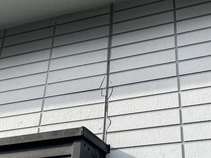 破断した外壁目地