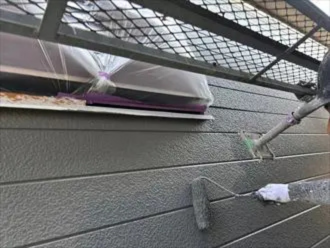 外壁を塗装する様子