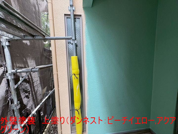 玄関前の上塗り作業