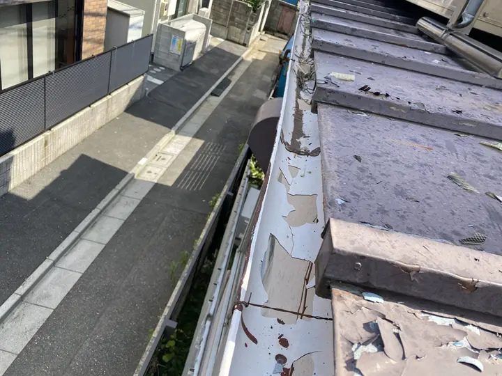 破損した雨樋を上から見た画像