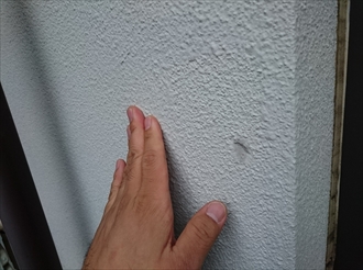 モルタルの外壁は塗装が劣化しています