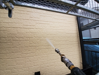 外壁塗装前に窯業系サイディングを洗浄