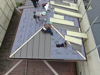 屋根カバー工法：屋根材敷設