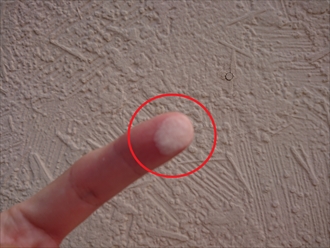 外壁をなぞって指先に粉がつく時は塗り替えのサイン
