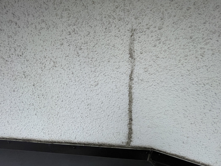 外壁クラックの補修跡