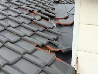 ズレている瓦屋根