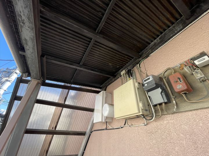 トタンの屋根が傷んでいる