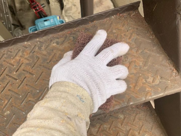鉄骨階段のケレン作業