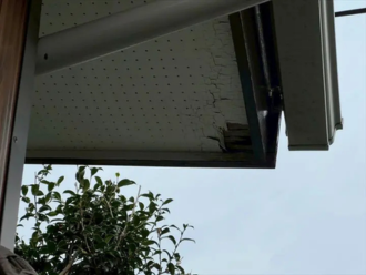 ひび割れた軒天