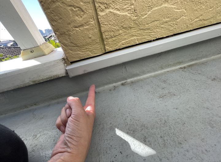 叩くと浮いているような音がする