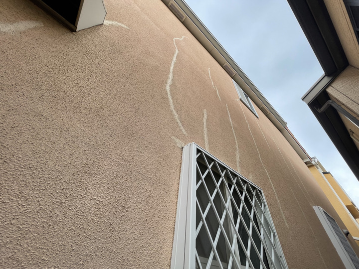各所にひび割れの補修跡を確認
