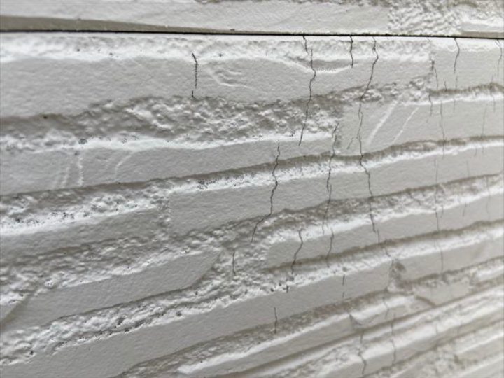 ひび割れた窯業系サイディング外壁
