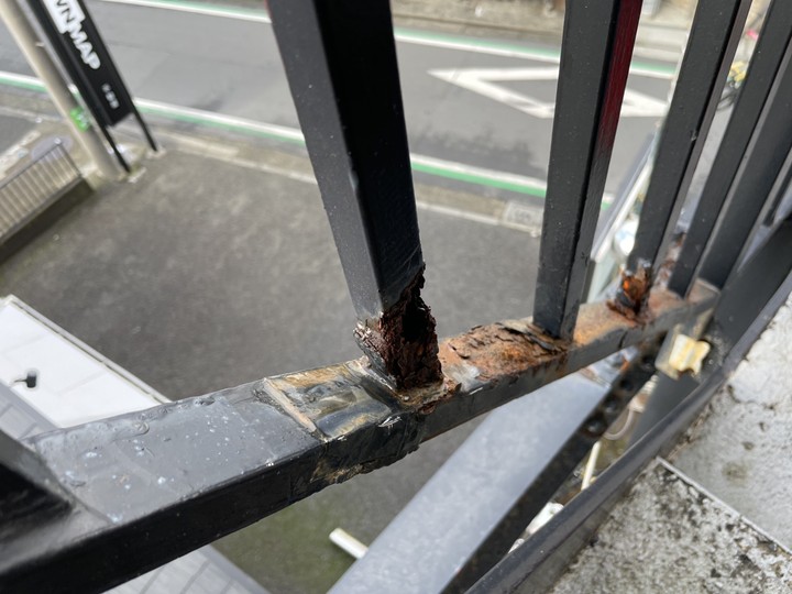 手摺は錆びて折れる寸前でした