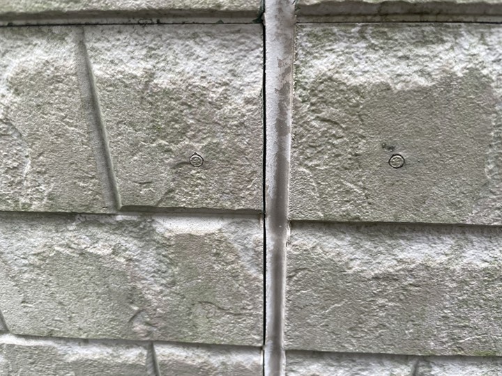 目地コーキングが劣化して隙間が空いている