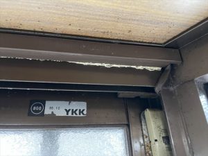 窓枠から雨漏り
