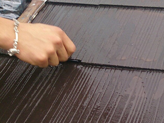 横浜市旭区　屋根材表面の塗膜が剥がれている　タスペーサーを屋根材の重なり部に挿入