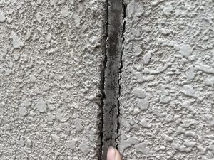 大きく剥がれた目地