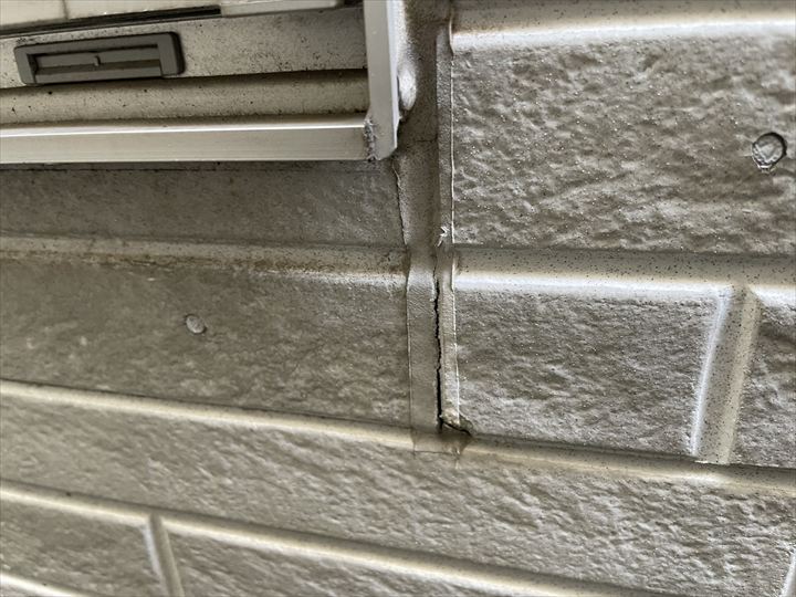 窓隅のコーキングの傷み