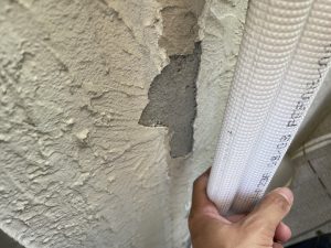 エアコンの配管を外したら外壁が剥がれてしまった