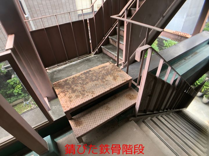 錆びた鉄骨階段
