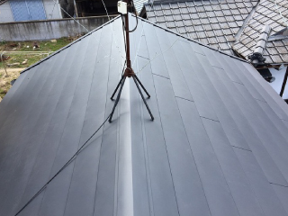 葺き替え後のガルバリウム鋼板製の屋根