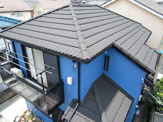 グレーの屋根と鮮やかな青がよく合うお住まいに