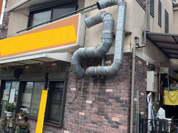 店舗外壁の排気ダクト全景