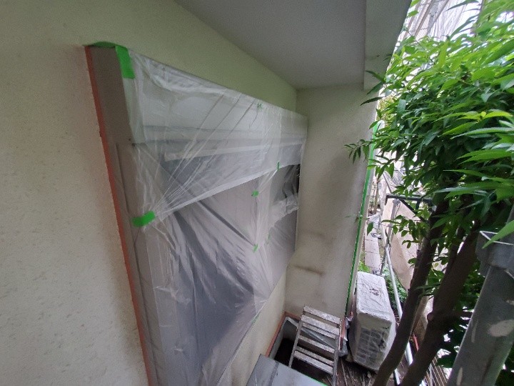 窓まわりの養生作業
