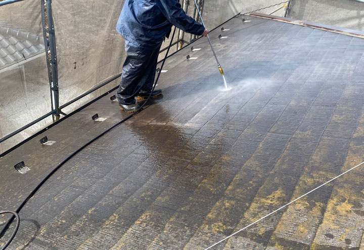 屋根塗装前の洗浄工程