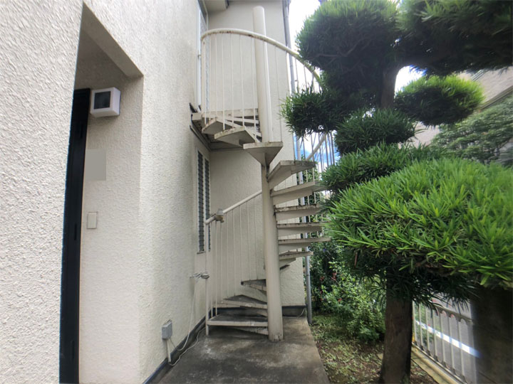 横浜市瀬谷区本郷にて汚れが目立つ鉄骨階段を現地点検！塗装と高圧洗浄で美観回復のご提案