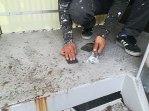 川崎市中原区井田にて商業施設の鉄階段をファインSiで塗装！