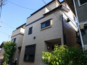 ベージュの住宅