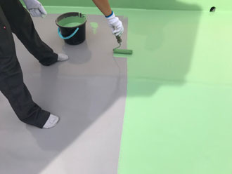 トップコートを平部（床面）に塗布塗布