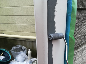 鉄製支柱に錆び止め塗料を塗装