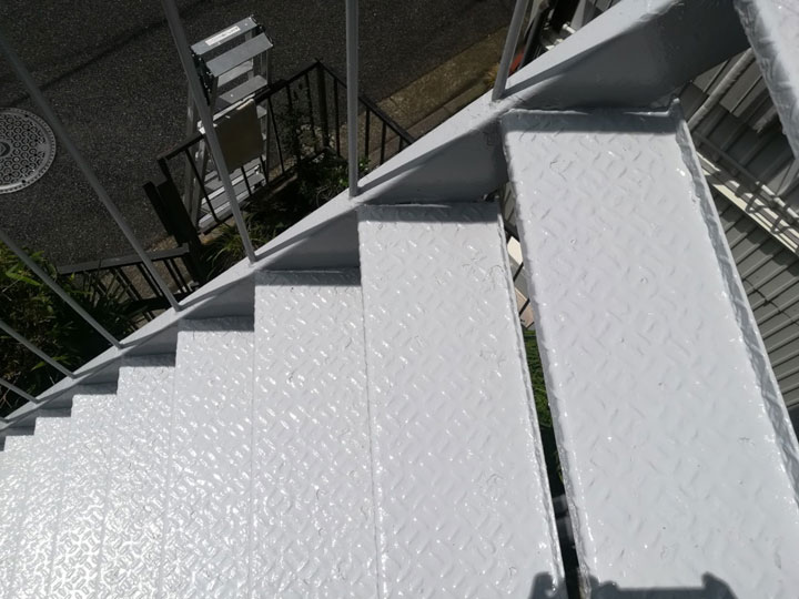 ファインSiで塗装した鉄骨階段