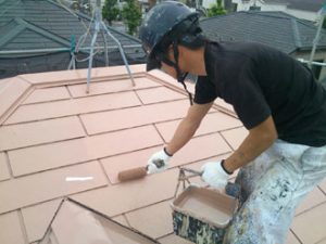 相模原市中央区宮下で築11年初めての屋根塗装には遮熱塗料サーモアイSiのクールビンテージローズを使用